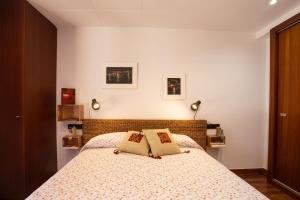 里波尔L'Adó的一间卧室配有一张带两个枕头的床