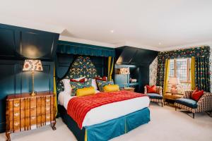埃登布里奇赫弗堡豪华住宿加早餐酒店的一间卧室配有一张大床和红色的床罩