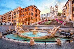 罗马CIRCLE PIAZZA DI SPAGNA 60 SUITES COLLECTION的一座城市中央的喷泉