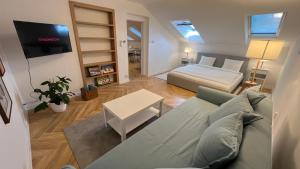 凯日马罗克Franco Apartments的客厅配有沙发和1张床