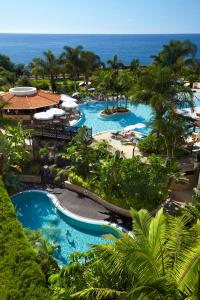 丰沙尔梅尔波尔图湾酒店&度假村的享有度假胜地的空中景致,设有2个游泳池