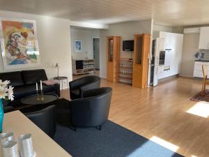 斯凯拜克Stay in Brøns的客厅配有沙发和桌子