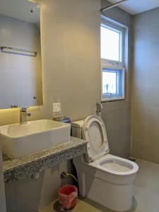 博卡拉甘塔维亚度假酒店的白色的浴室设有水槽和卫生间。