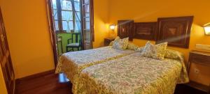 索托德卢伊尼亚萨斯维杰德尔萨斯特里酒店的黄色间内一间卧室,配有一张床