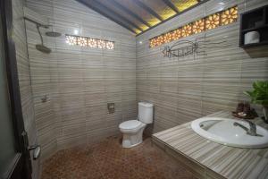 佩母德兰巴厘佩母得兰吉里萨里旅馆的一间带卫生间和水槽的浴室