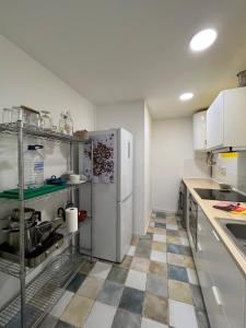 EsparragueraPrecioso apartamento en el centro de Esparreguera的带冰箱的厨房和 ⁇ 格地板