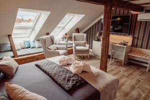 乌埃克尔明德AnaCapri Gästehaus Lugano的一间卧室设有一张床和一间客厅。