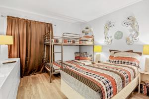 默特尔比奇Seascape 109的一间卧室设有两张双层床和一扇窗户。