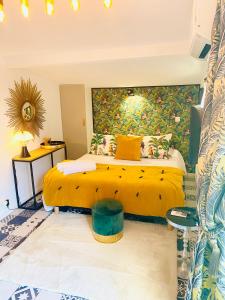 卡西斯Astoria Villa maison d hôtes Appartement vue mer avec piscine的一间卧室设有黄色的床和黄色的墙壁