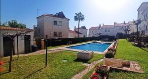 林孔-德拉维多利亚Casa Sol & Mar, Rincon de la Victoria, Malaga的一座房子里带游泳池的院子