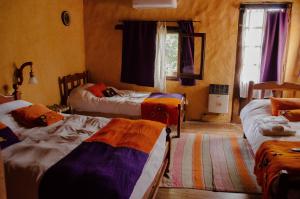 圣萨尔瓦多德朱Rincon del Valle的一间带三张床的卧室,位于带窗户的房间内