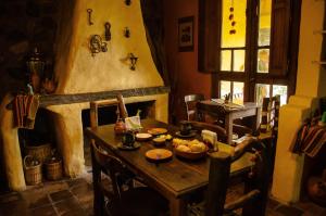 圣萨尔瓦多德朱Rincon del Valle的一间带桌子和壁炉的用餐室