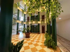 塞维利亚Milenium Palace - Garaje incluido - Piscina-FIBES的楼里满是植物的空的大厅