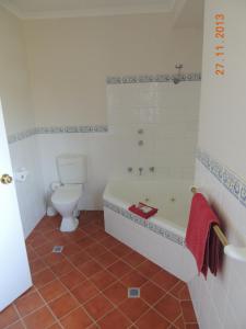 布里奇顿布里奇敦纳尔逊酒店的浴室配有白色浴缸和卫生间。