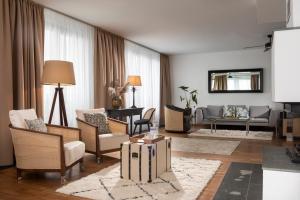柏林Precise Tale Berlin Potsdamer Platz的带沙发和椅子的客厅以及客厅。