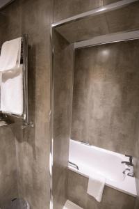克莱克西顿希尔德厅酒店的带淋浴和浴缸的浴室
