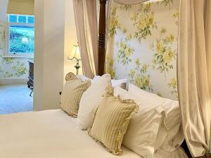 鲍内斯温德米尔斯托尔斯大门别墅酒店的一间卧室配有带白色床单和枕头的床。