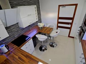 阿伯丁Private Room in Modern Apartment的厨房配有木桌和白色凳子