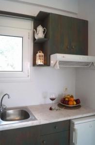 米蒂利尼Pygolampida Studios的厨房配有水槽和一碗水果