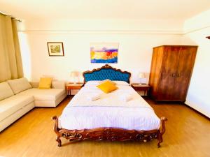 梅斯特Pang's Guesthouse的一间卧室配有一张大床和一张沙发
