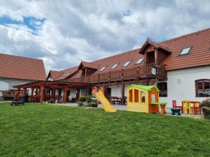 Chotoviny农家旅馆的一座房子,带滑梯和游乐场的庭院