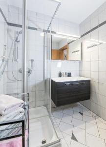 沃尔特湖畔佩莎赫奥尔迈尔公寓的带淋浴和盥洗盆的浴室