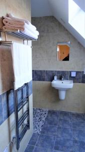 Port na LongBracadale House的一间带水槽和卫生间的浴室