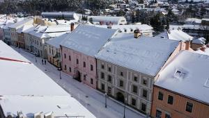 凯日马罗克Franco Apartments的天空中城市的天空,有雪覆盖的建筑