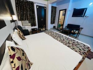 巴特那Hotel Mani International的卧室配有一张白色大床