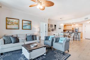 彭萨科拉海滩Portofino 4-1002的客厅配有沙发、椅子和桌子