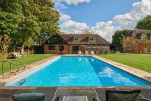 BuckinghamshireHollyhock Lodge的房屋前的大型游泳池