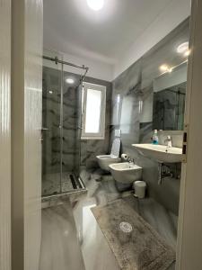 地拉那Brilant Apartament的一间带两个盥洗盆和淋浴的浴室