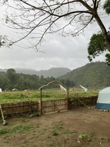 塔奈Manariwa - Exclusive Camp site的享有田野景色的围栏