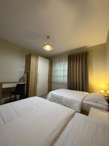 地拉那Brilant Apartament的酒店客房配有两张床和一张书桌