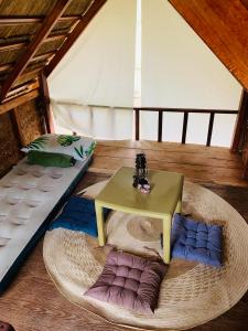 塔奈Manariwa - Exclusive Camp site的客厅配有桌子和床。