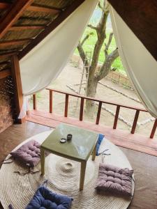 塔奈Manariwa - Exclusive Camp site的一间设有桌子的客房,享有树景