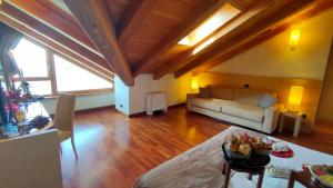 巴多尼奇亚Savoia Resort的客厅配有沙发和桌子