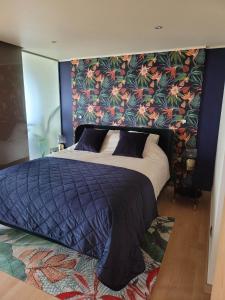 奥斯坦德Maui - zeezichtappartement te Oostende的一间卧室设有一张带花卉墙壁的大床