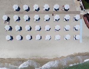 尼亚梅萨格卡拉金太阳酒店的海滩上方的椅子和遮阳伞