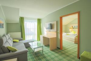 高尔维茨珀尔岛上酒店的带沙发的客厅和卧室