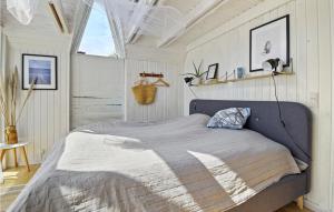 SønderbyNice Home In Sydals With Wifi的一间卧室设有一张大床和大窗户
