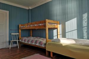 Tranøya创菲尔酒店的一间卧室配有两张双层床和椅子