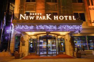 安卡拉New Park Hotel的一家新雅克酒店在晚上点燃了照明