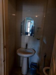 巴库A & F HOSTEL的一间带水槽和镜子的浴室
