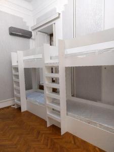 巴库A & F HOSTEL的铺有木地板的客房内配有两张白色双层床。