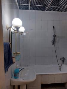 巴库A & F HOSTEL的带淋浴、盥洗盆和浴缸的浴室