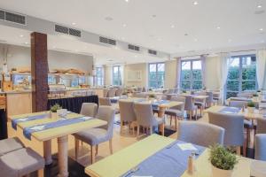 高尔维茨珀尔岛上酒店的一间带桌椅的餐厅和一间自助餐厅
