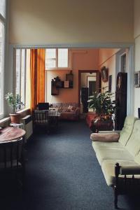 第比利斯At Funicular Hostel的客厅配有沙发和桌子