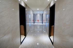 水里乡龍江大飯店的墙上有镜子的建筑走廊