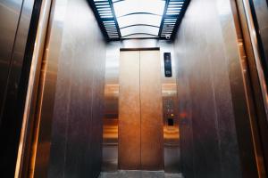 水里乡龍江大飯店的楼内带有木门的电梯走廊